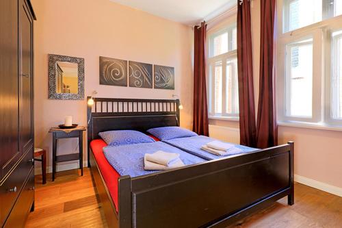- une chambre avec un lit et 2 serviettes dans l'établissement Ferienwohnung an der Nicolaikirche, à Lunebourg