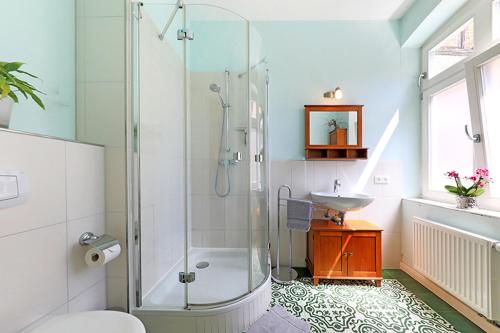 リューネブルクにあるフェリエンヴォーヌング アン デア ニコライキルヒェのバスルーム(シャワー、シンク付)
