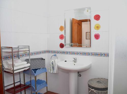 y baño con lavabo y espejo. en Apartamento Fuencaliente (Casa Los Bejeques) en Fuencaliente de la Palma