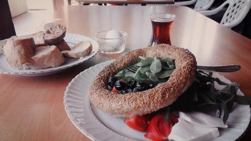 a table with two plates of food and bread at Çamlıca Konak Çarsı in Safranbolu