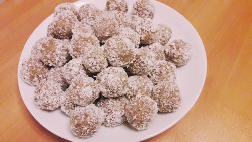 a plate of powdered donuts on a table at Çamlıca Konak Çarsı in Safranbolu