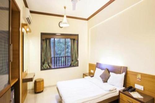 Tempat tidur dalam kamar di Jaffer Bhai's Brickland Hotel