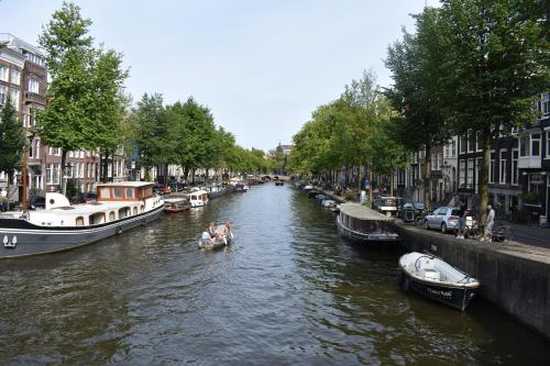 un grupo de personas en un barco en un canal en Suite no 7, hidden gem center of Amsterdam, en Ámsterdam