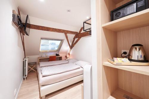 a small room with a bench in a tiny house at Hotel Royal Astrid in Aalst