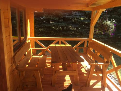 Un balcón o terraza en Domki W Sercu Mazur Dla Młodzieży i Dorosłych