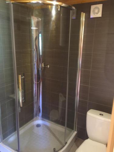 Un baño de Domki W Sercu Mazur Dla Młodzieży i Dorosłych