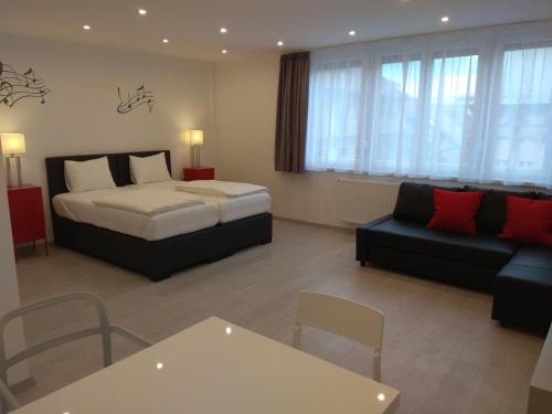 una habitación de hotel con una cama y un sofá en Broadway Center Rooftop View Apartment, en Budapest