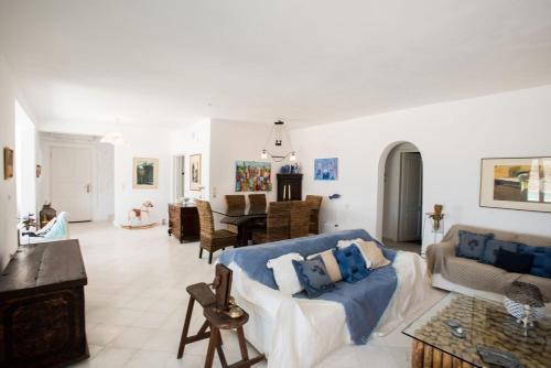uma sala de estar com um sofá e uma sala de jantar em Villa Waves em Agios Ioannis