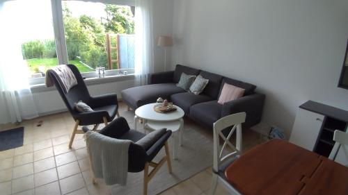 sala de estar con sofá, sillas y mesa en plattedijk 25-47, en Lemmer