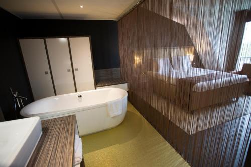 Katil atau katil-katil dalam bilik di City Hotel Gouda, WorldHotels Crafted Collection