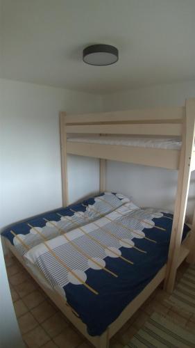 a bunk bed in a room with a blue mattress at plattedijk 25-47 in Lemmer