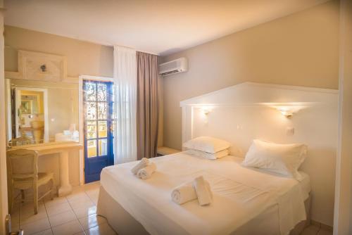 Кровать или кровати в номере Parthenis Hotel & Suites