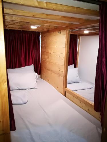 Ένα ή περισσότερα κρεβάτια σε δωμάτιο στο 8th Street Hostel