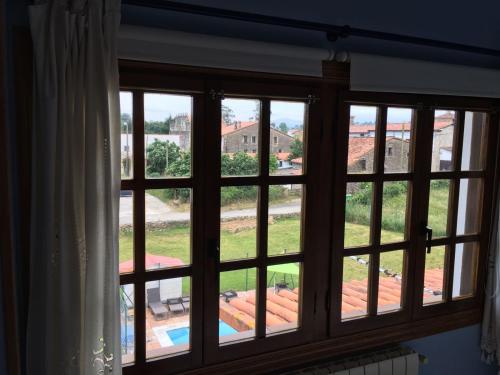 una ventana con vistas a un patio en Posada Adela, en Santillana del Mar