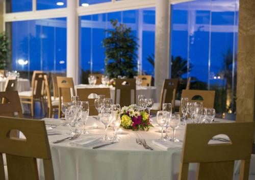 un tavolo con bicchieri da vino e fiori di Corvino Resort a Monopoli