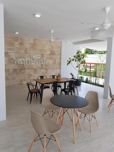 ein Esszimmer mit einem Tisch und Stühlen in der Unterkunft Prukpibul Apartment in Bangkok