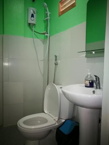 Ένα μπάνιο στο 8th Street Hostel