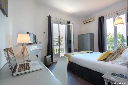 Postel nebo postele na pokoji v ubytování Le Thimothée : Hôtel & Studios