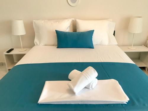 ペフコホリにあるSand & Sea Design Apartmentのベッド1台(タオル2枚、青い枕付)