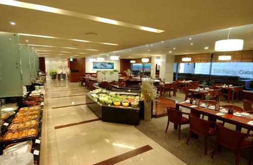 a restaurant with tables and chairs and a buffet at Hotel President in Seoul