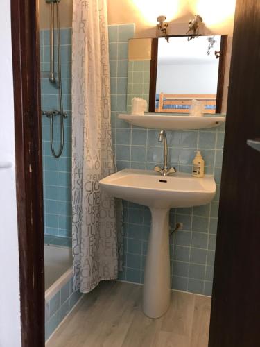 W łazience znajduje się umywalka oraz prysznic z lustrem. w obiekcie Le Ranch w mieście La Bollène-Vésubie