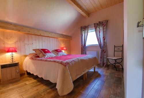 een slaapkamer met een groot bed met rode kussens bij Gite au pré des Oies in Ostheim