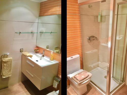uma casa de banho com um lavatório, um WC e um chuveiro em Casa 4Estacions Palamós 3a linia Port Marina-Camí de Ronda - pàrquing em Palamós