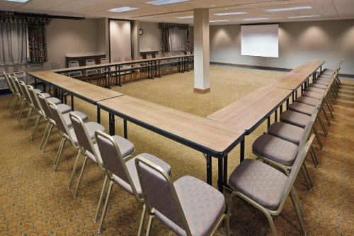 El área de trabajo o centro de convenciones de Country Inn & Suites by Radisson, Lansing, MI