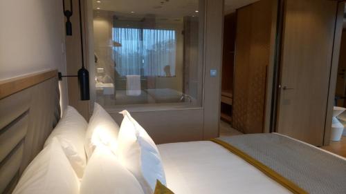Ένα ή περισσότερα κρεβάτια σε δωμάτιο στο Welcomhotel by ITC Hotels, RaceCourse, Coimbatore