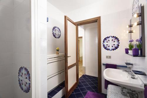 ポルト・オッティオルにあるLuxury Resort Margheriteのバスルーム(洗面台、鏡付)