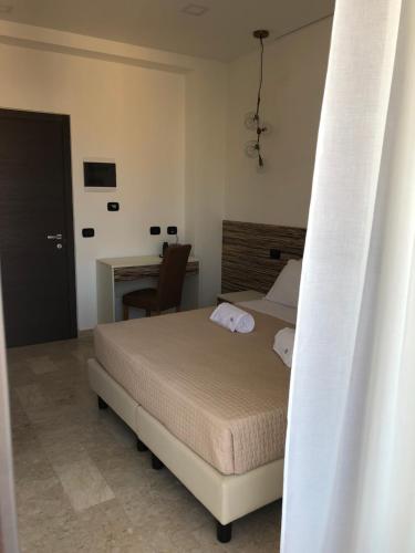 Ένα ή περισσότερα κρεβάτια σε δωμάτιο στο Albergo Milazzo Inn AiMori