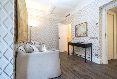 a living room with a couch and a piano at Casa Montani in Rome