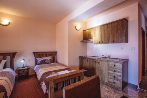 Postel nebo postele na pokoji v ubytování Apartmani i sobe Dinko