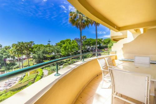 Un balcón o terraza de Cubo's Apartamento Boutique Elviria Hills Marbella