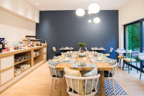 a dining room with a long table and chairs at T Boutique Hotel in Arcachon