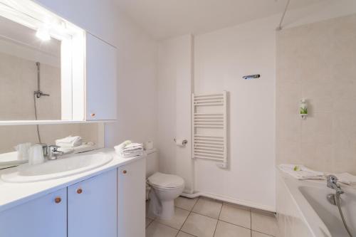 マルセイユにあるResidhotel Vieux Portの白いバスルーム(洗面台、トイレ付)