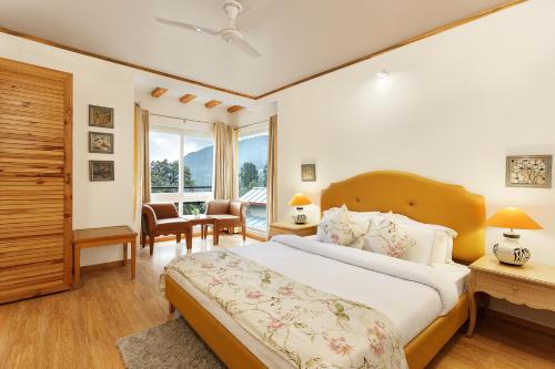 Кровать или кровати в номере The Pinewood, Nainital by Leisure Hotels