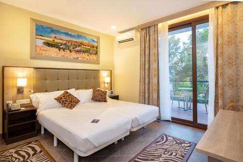 Кровать или кровати в номере Hotel Admiral Casino & Lodge