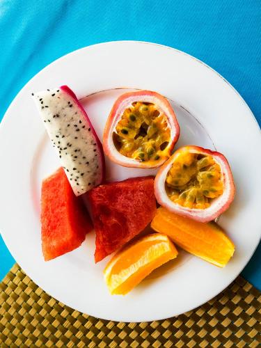 ein Teller mit Obst und Gemüse auf einem Tisch in der Unterkunft Sok San Beach Resort in Koh Rong