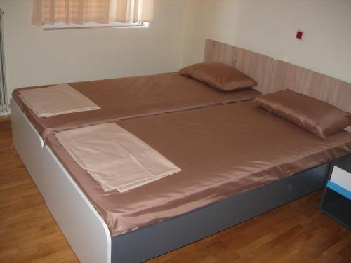 Una cama con sábanas marrones encima. en B1 Apt Mytilini, en Mytilini