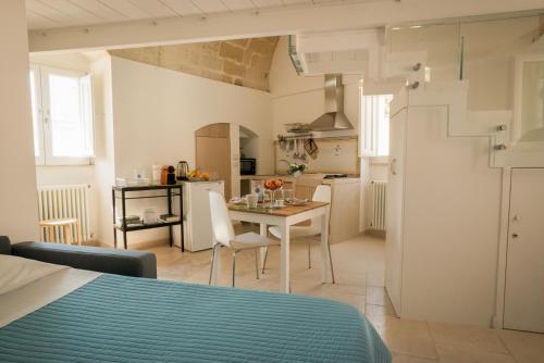 eine Küche und ein Esszimmer mit einem Tisch und Stühlen in der Unterkunft Idris Loft Matera in Matera