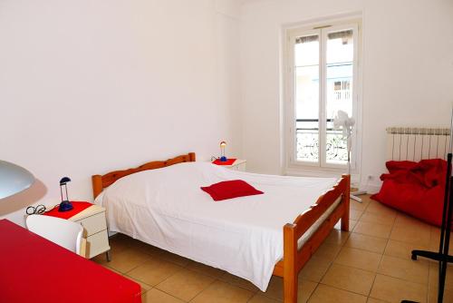 ニースにあるLIBERATION - Niceのベッドルーム(白い大型ベッド1台、赤いソファ付)