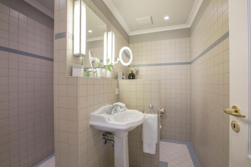 a bathroom with a sink and a mirror at Romantik Hotel Zur Glocke in Trier