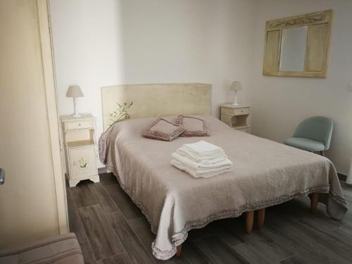 ein Schlafzimmer mit einem Bett mit Handtüchern darauf in der Unterkunft Castelli in aria in Finale Ligure