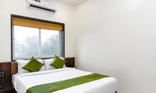Una cama o camas en una habitación de Treebo Malhaar Regency