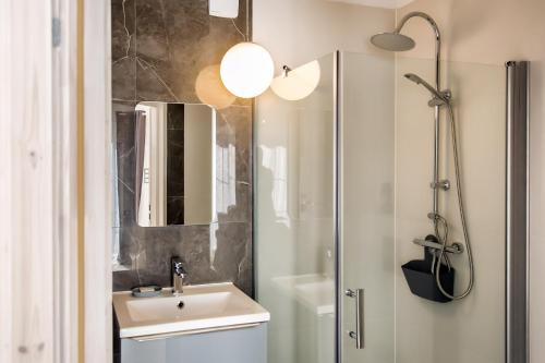 een badkamer met een wastafel en een douche bij Villa Baltica in Niechorze
