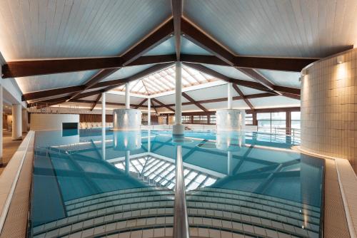 a large swimming pool in a building at Hotel Ajda Depandance Prekmurska Vas - Terme 3000 - Sava Hotels & Resorts in Moravske Toplice