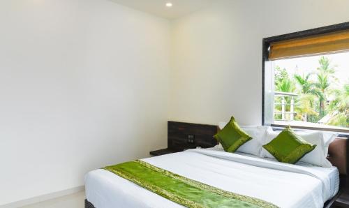 Una cama o camas en una habitación de Treebo Malhaar Regency
