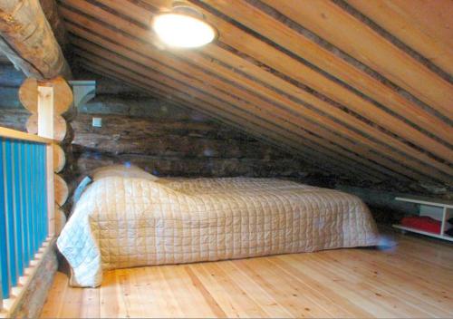 a bedroom with a bed in a attic at Salmikangas G4 in Ruka