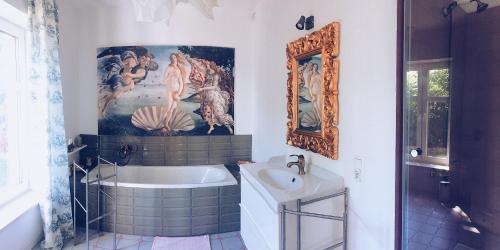 W łazience znajduje się wanna i umywalka. w obiekcie Casa Mia XIX-w Nadmorski Dom z ogrodem w mieście Cedry Małe
